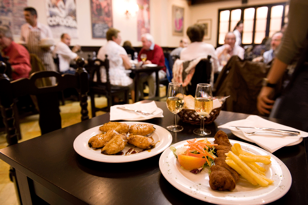 Profesionalhoreca, platos en la mesa de un restaurante