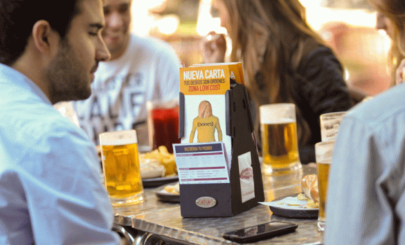 Tomando una cerveza en un local de 100 Montaditos