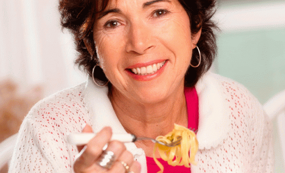 Sénior comiendo pasta