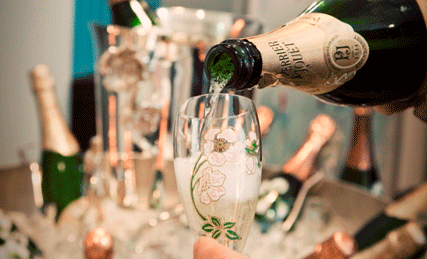 Sirviendo Perrier-Jouët