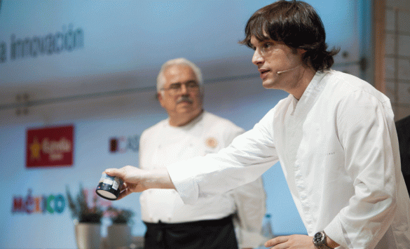 El cocinero Jordi Cruz, durante una demostración en BCNVanguardia