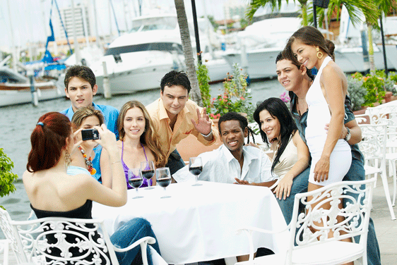 Turistas extranjeros comiendo