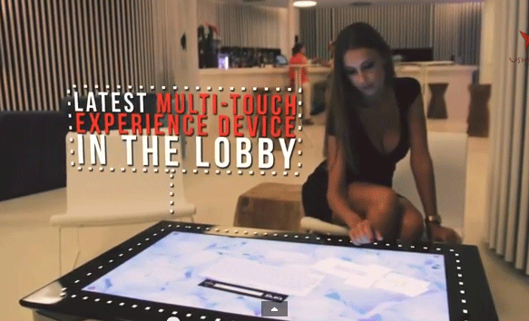 Las mesas con pantalla multi-táctil del lobby