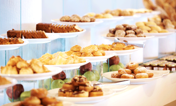 Buffet de productos de desayuno