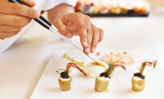 Cocinero cocinando un plato