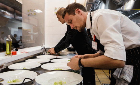 El chef Jonathan Kjølhede Berntsen, del restaurante Clou, en plena faena