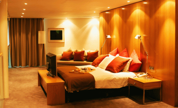 Habitación de hotel muy iluminada