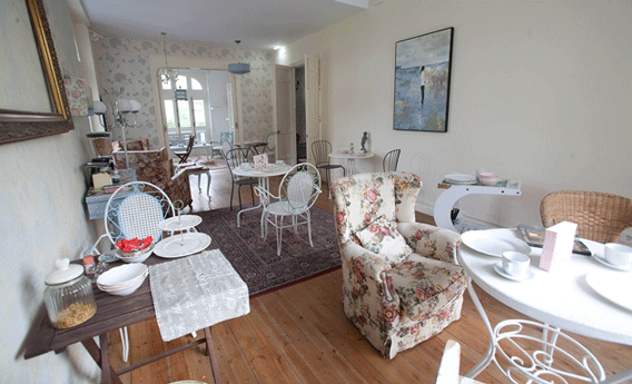 El acogedor salon, de estética vintage, de Ewan House