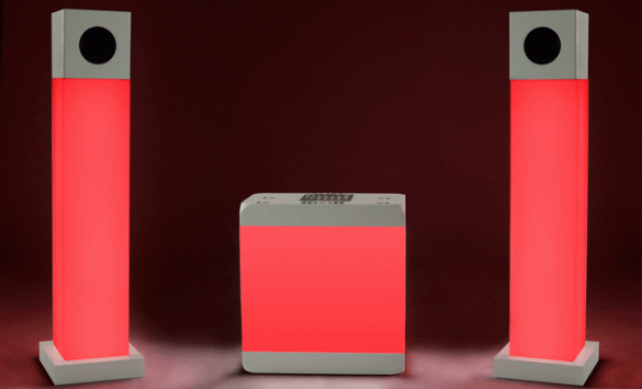 Mesa de sonido DJ Privée, en Corian y metacrilato translúcido, entre dos columnas Light Sound