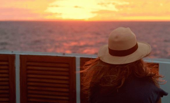 Turista en puesta de sol