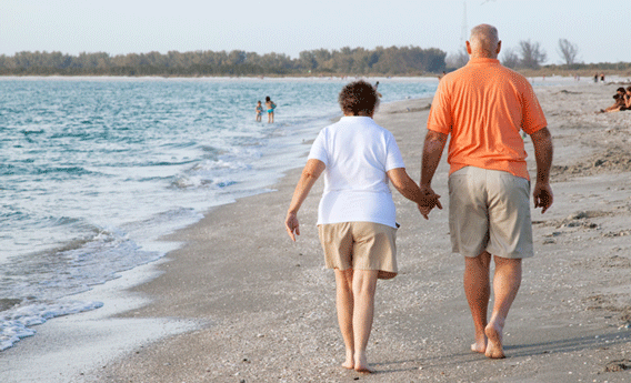 Turistas paseando en una playa