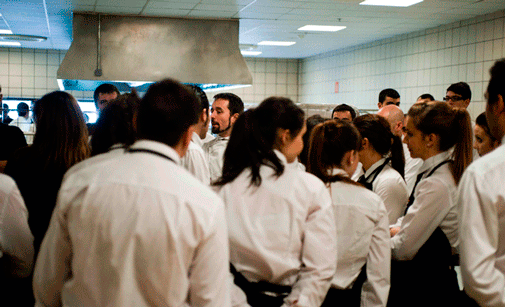 Personal de hostelería recibiendo instrucciones