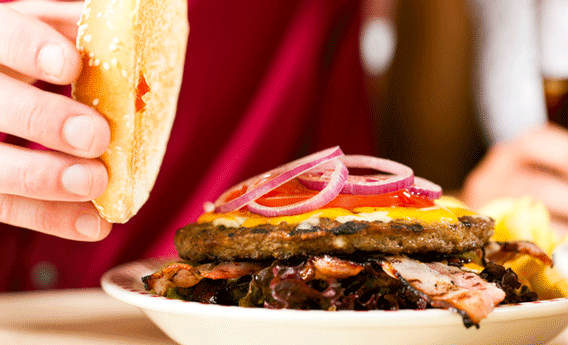 Hamburguesa en un plato