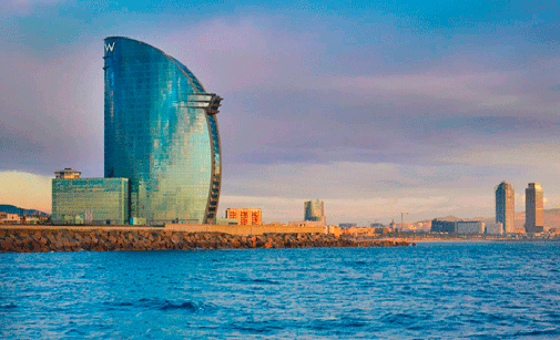 La fachada en forma de vela del hotel W Barcelona