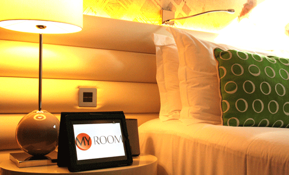Tablet de My Room en una habitación de hotel