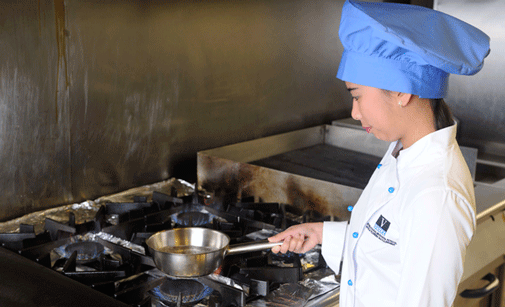 Alumna de escuela cocinando