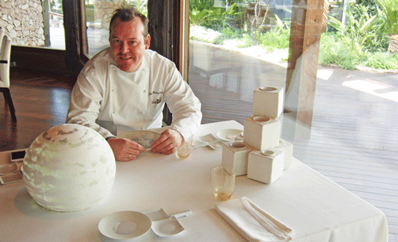 El chef Pablo González, de La Cabaña, posa entre el "plato bola" y el azucarero-terrón diseñados por Zigurat