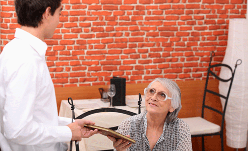 Camarero atendiendo a una cliente
