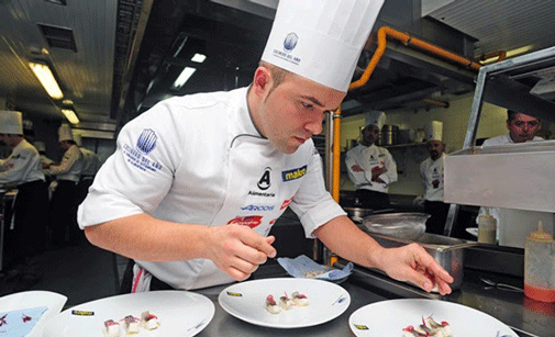 Asier Alcalde, el ganador, concentrado en sus platos