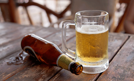 Botella y jarra de cerveza