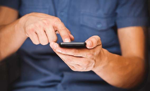 Jugando con el móvil