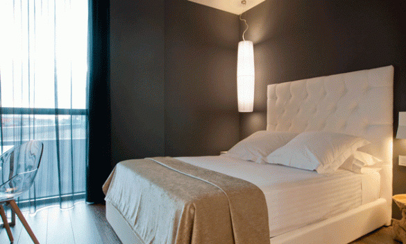 La cama de la habitación, en blanco