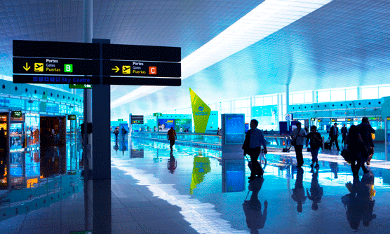 Viajeros en un aeropuerto