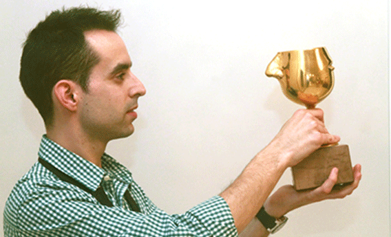 Iván Martínez contempla la copa de oro