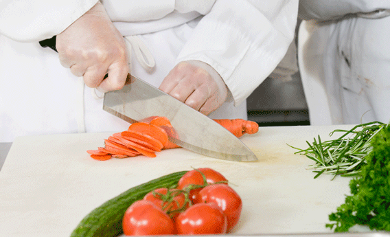 Cocinero cortando verduras