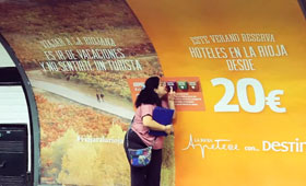 Original campaña de marketing sensorial diseñada por Destinia en el metro de Madrid