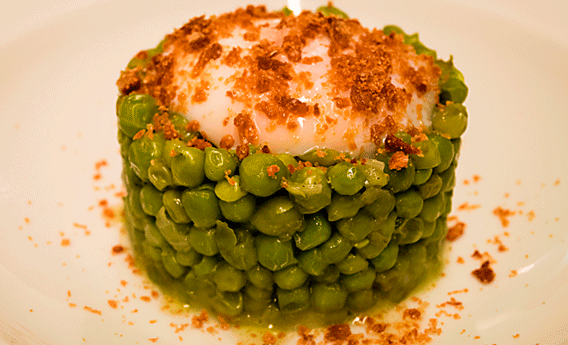 Guisante de Palencia con crema fina de patata y huevo poché