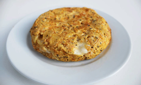 Tortillita de albahaca, tomate confitado y queso