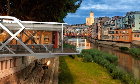 Vol es un privilegiado comedor-mirador situado a 7 metros de altura sobre el río Onyar