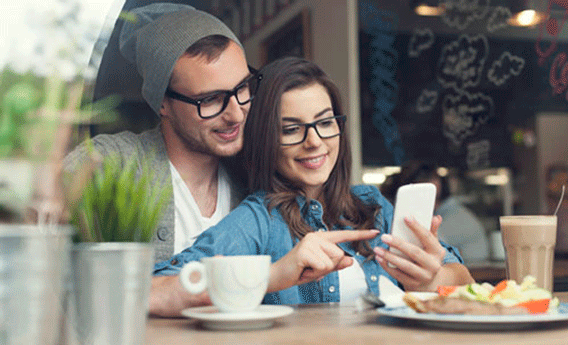 Pareja mirando Clikka