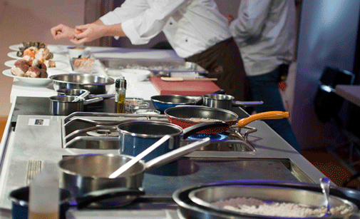 Profesionalhoreca, chefs cocinando en una cocina, fabricantes de equipamiento hostelero