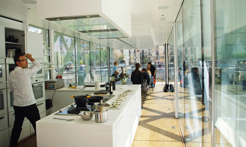 Interior de la sala-cocina acristalada de Vol