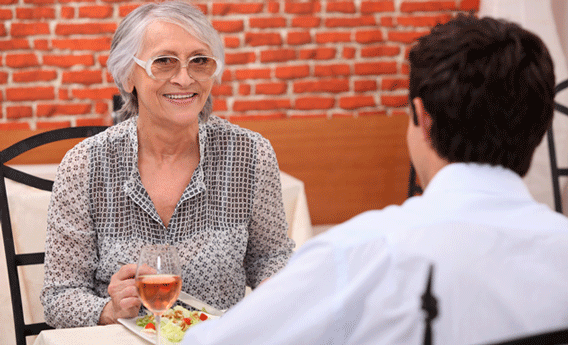 Senior en un restaurante