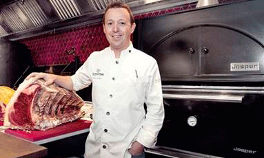 Carles Tejedor, ante el horno Josper de la Brasería de El Nacional