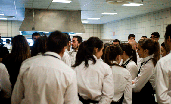 Alumnos en un curso de restauración