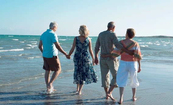 Turistas séniors en un playa