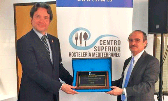 Momento de entrega de una de las placas oficiales de la WACS