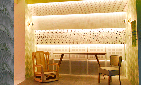 Las placas de Pladur Fon+ mejoran el confort auditivo de los locales donde se instalan. En la instalación de Casa Decor evocan un auditorio