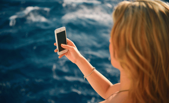 Chica sacando foto con un móvil