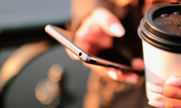 Consultando un smartphone