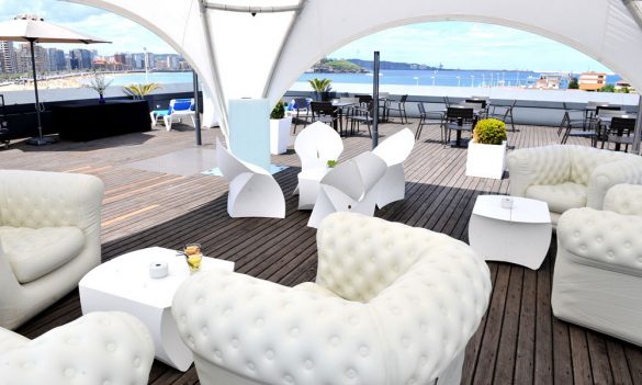 La espléndida terraza chill out del hotel Abba Gijón,