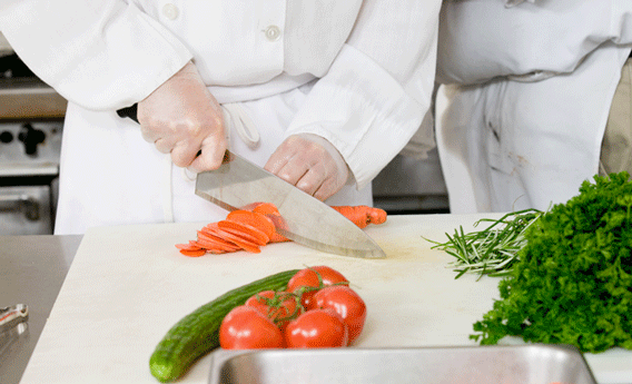 Chef cortando en una tabla