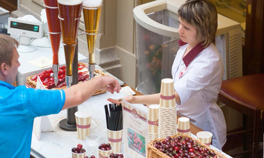 Cliente pagando en un establecimiento hostelero