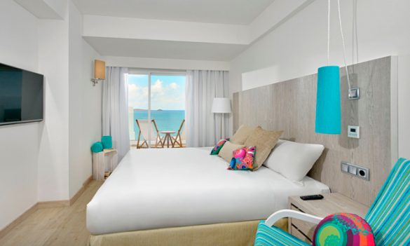 La luminosa habitación del Sol Beach House Hotel Ibiza