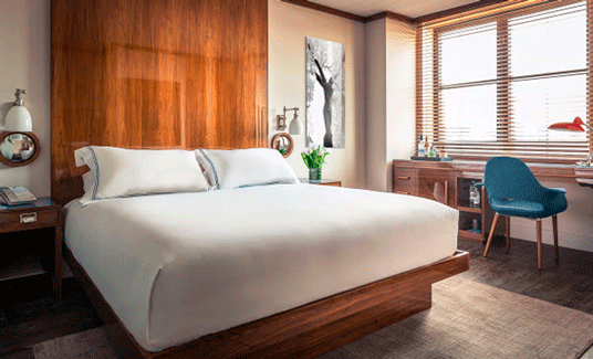 Cama de habitación de hotel vestida por Resuinsa