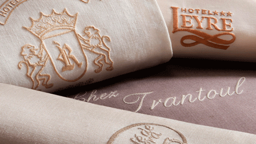 Manteles y servilletas bordados, de Vayoil